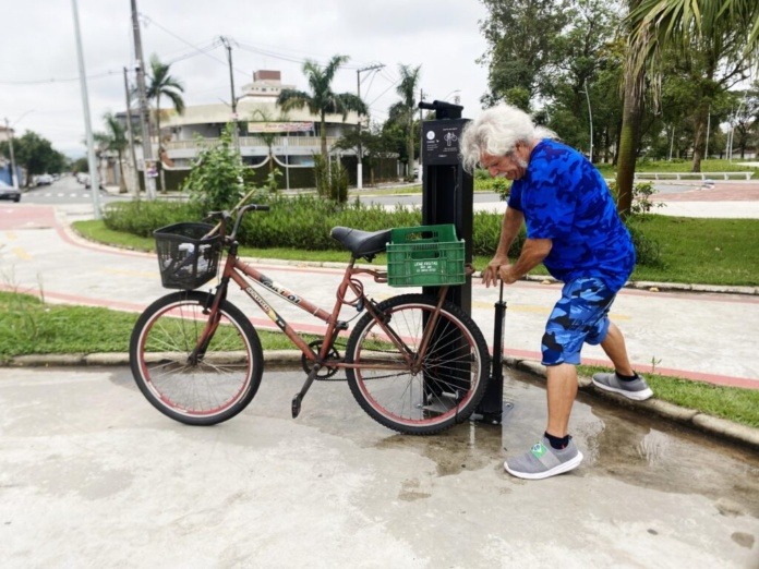 Totem para manutenção de bicicletas, no píer do Casqueiro.