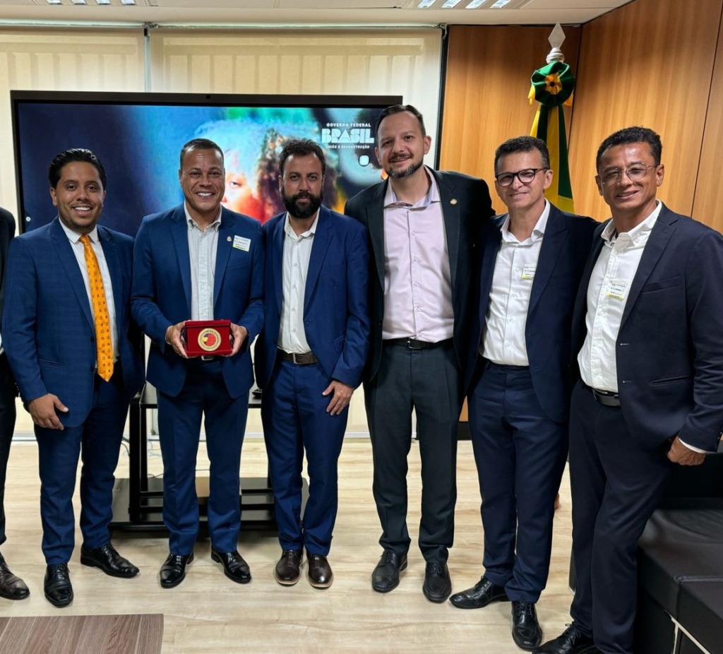 Prefeito de Cubatão recebe Medalha do Selo de Compromisso com a Alfabetização no MEC