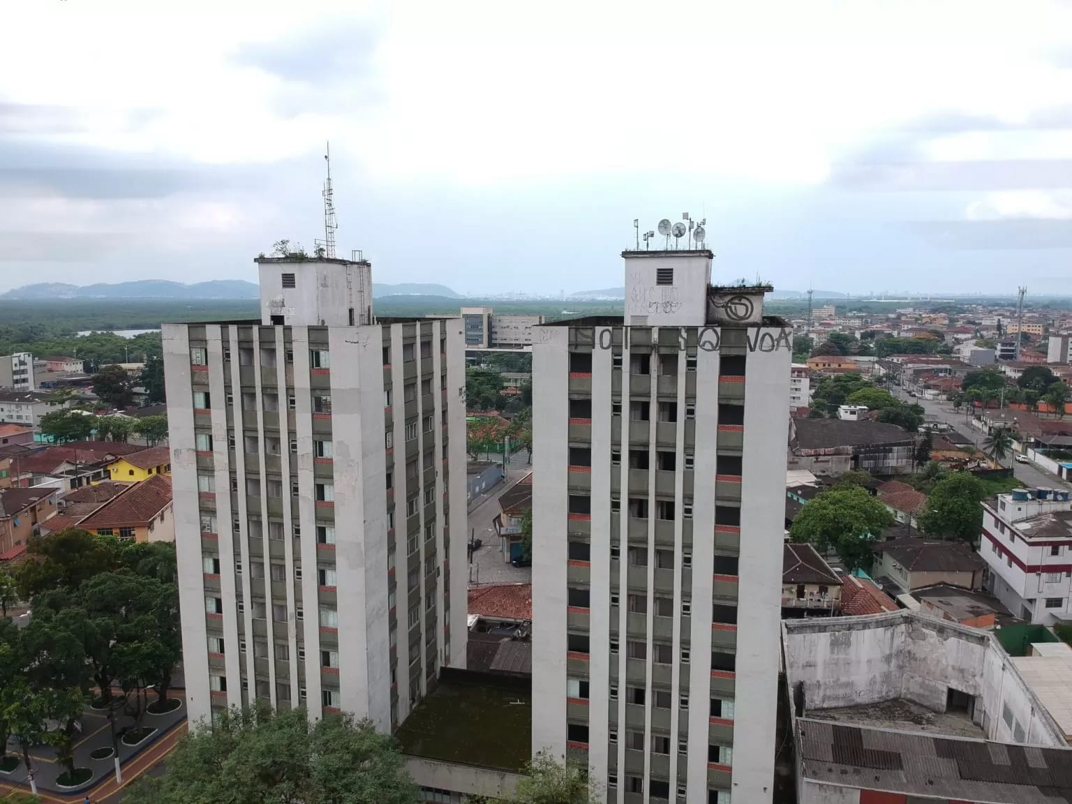Vista aérea do Edifício Castro em Cubatão
