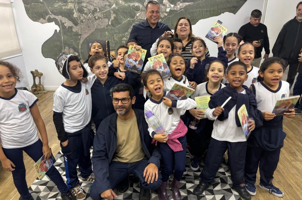 Crianças da rede municipal vivem “dia de prefeito” em visita à sede do executivo.