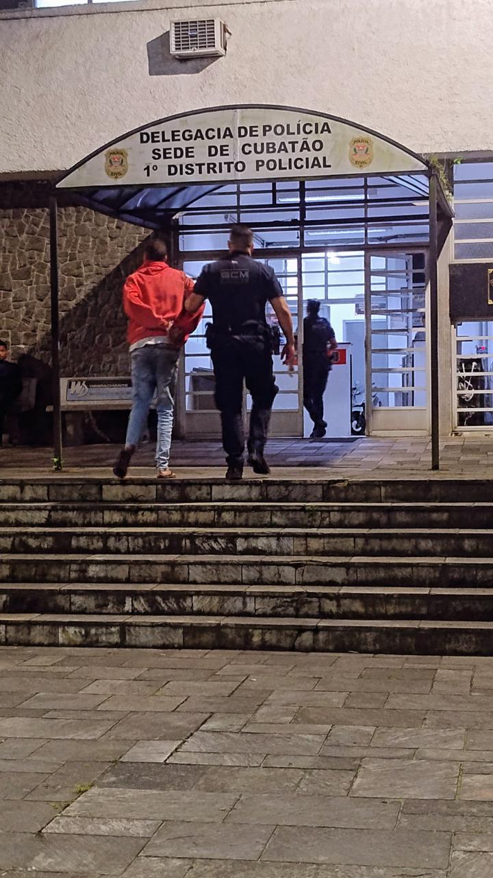 Foragido da Justiça é recapturado pela GCM de Cubatão durante patrulhamento na Estrada do Perequê.