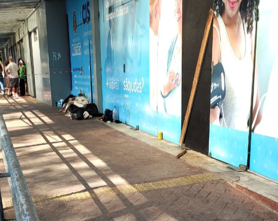 Morador em situação de rua é morto a facada durante a madrugada em frente à Policlínica de Cubatão.