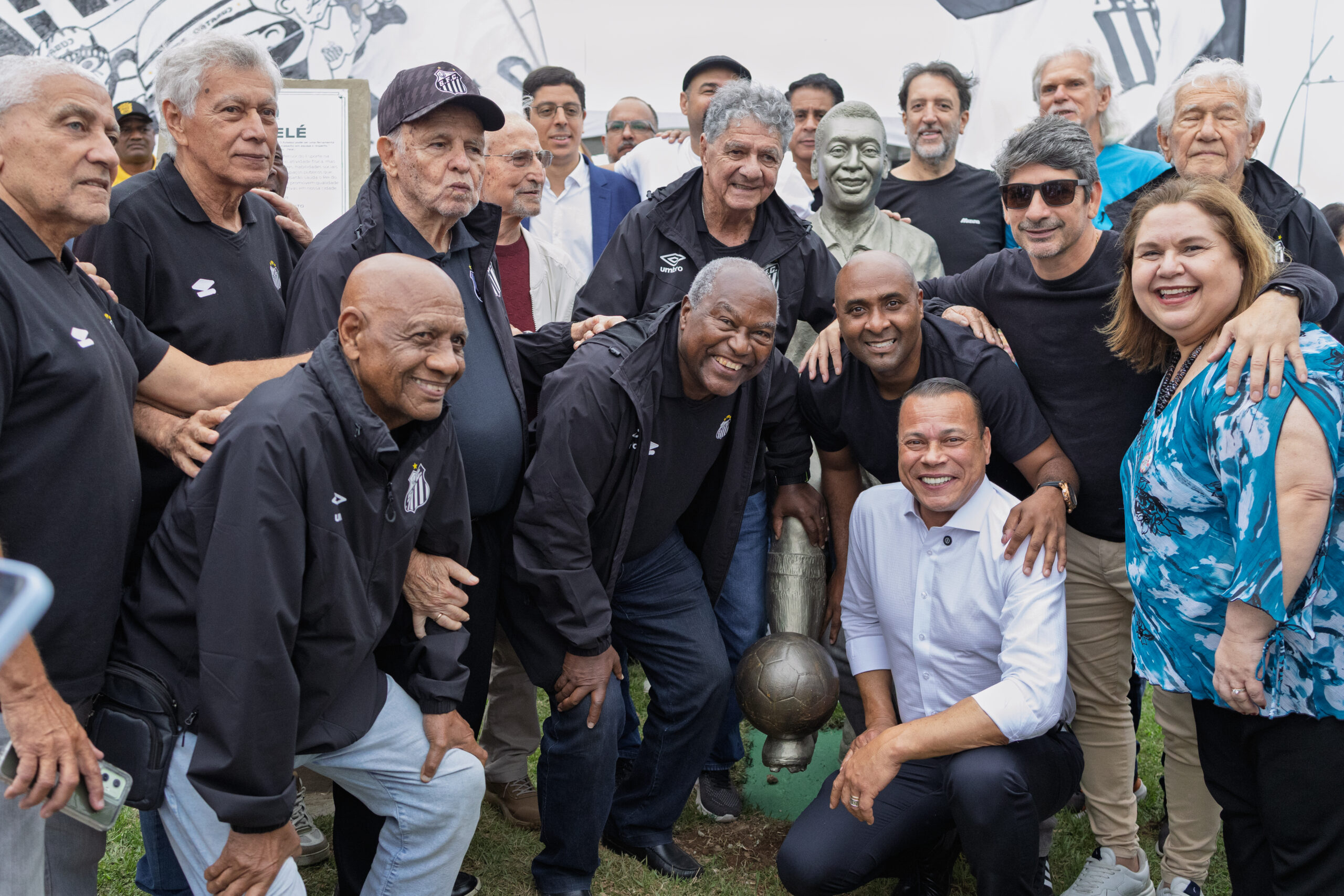 Estátua de Pelé é restaurada e reinaugurada no Píer do Casqueiro, em Cubatão