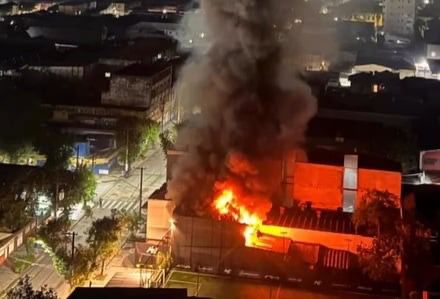 Incêndio atinge casa em Santos e deixa morador ferido.