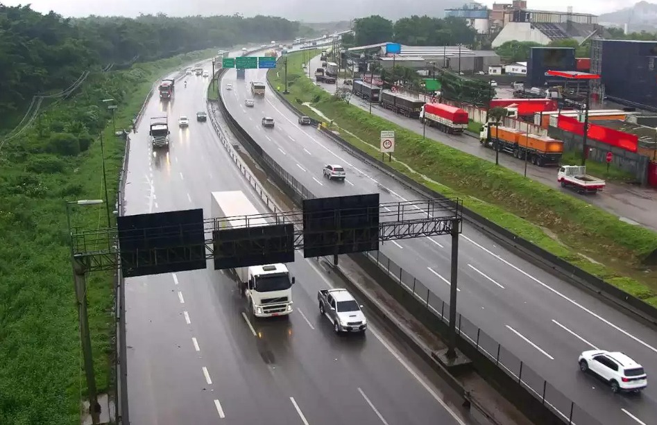 Colisão entre van e carreta deixa motorista gravemente ferido em Cubatão