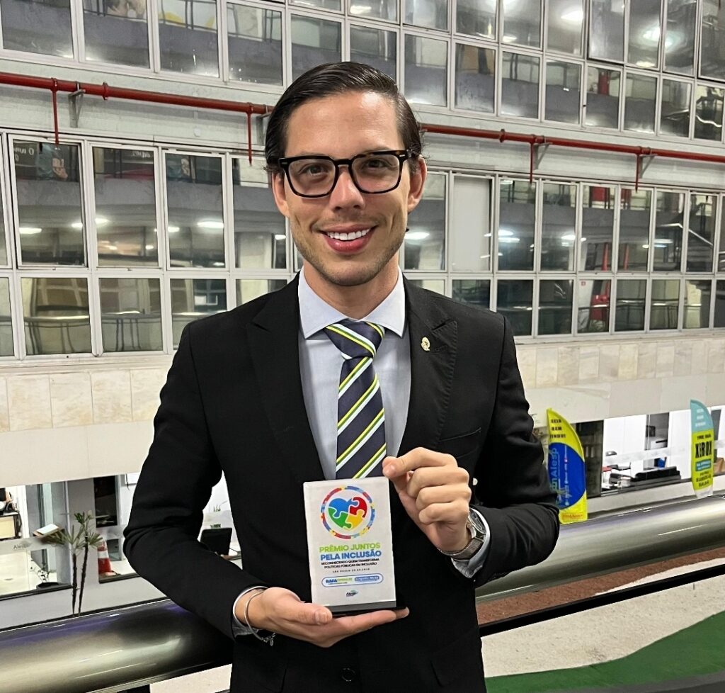 Guilherme Amaral recebe prêmio Juntos pela Inclusão na Alesp