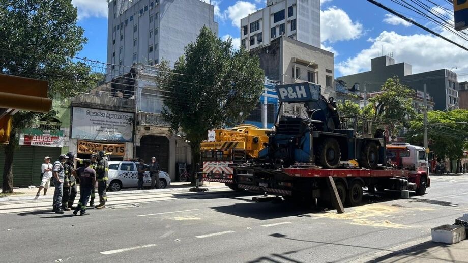 Caminhão com empilhadeira causa vazamento de óleo e interdição no Centro de Santos