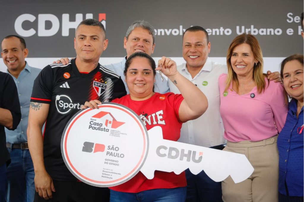 Governador e prefeito entregam 174 apartamentos e marcam nova fase para famílias da Mantiqueira em Cubatão