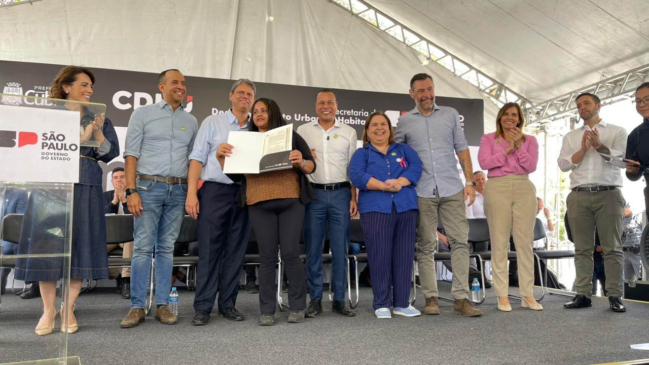 Prefeitura entrega escrituras definitivas a moradores do Jardim Europa, na Cota 200, com presença do governador