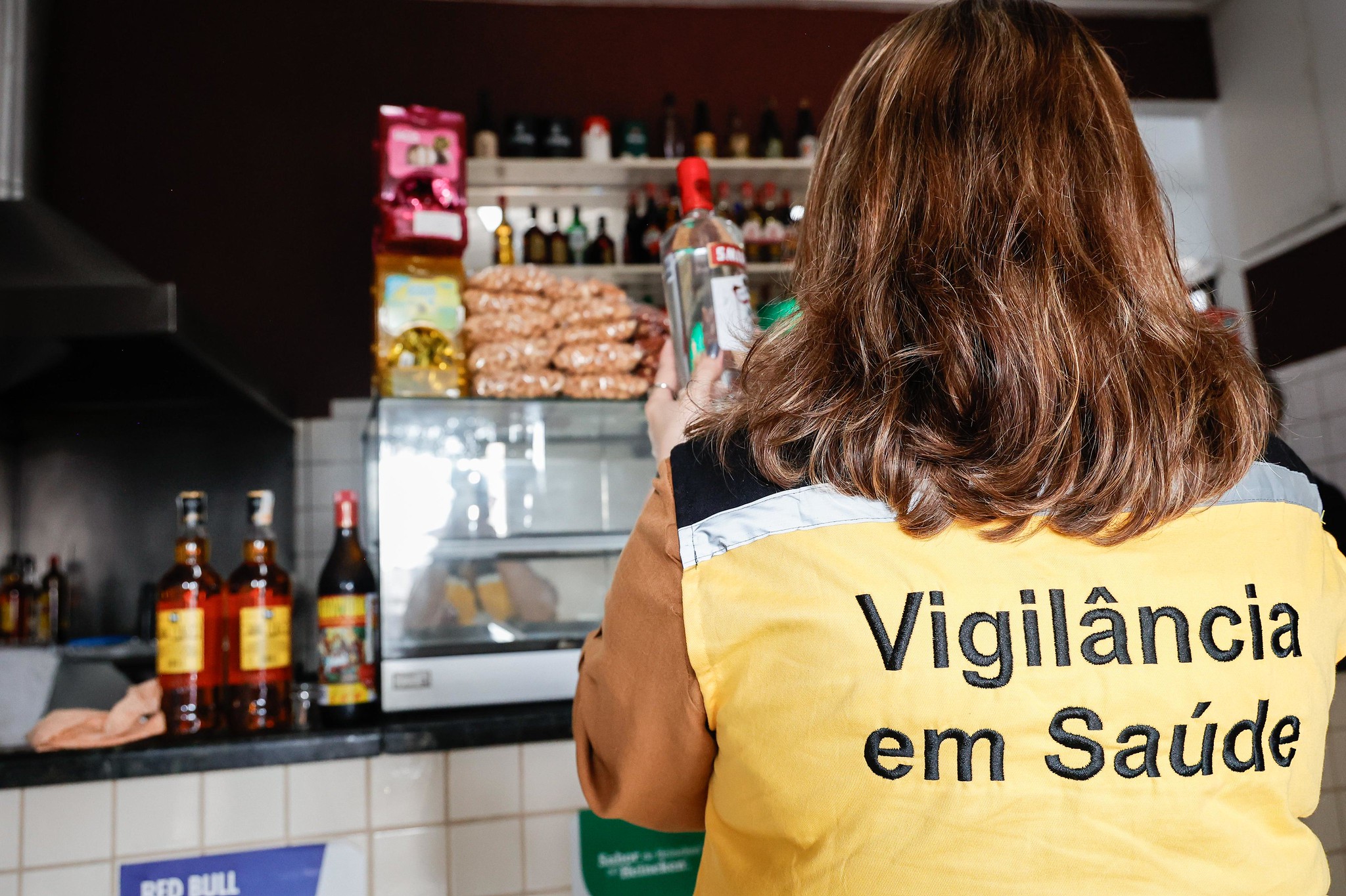 Bebidas adulteradas com metanol: 10 dicas de como identificar e proteger seu estabelecimento.