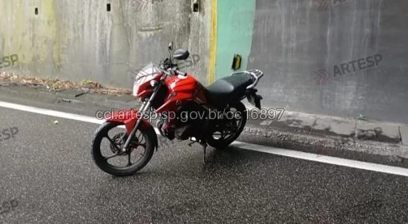 Caminhão foge após colisão grave deixar garupa de moto ferido na Imigrantes, em Cubatão
