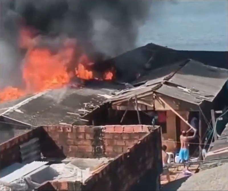 Vila dos Pescadores volta a ser atingida por incêndio: seis casas destruídas e feridos