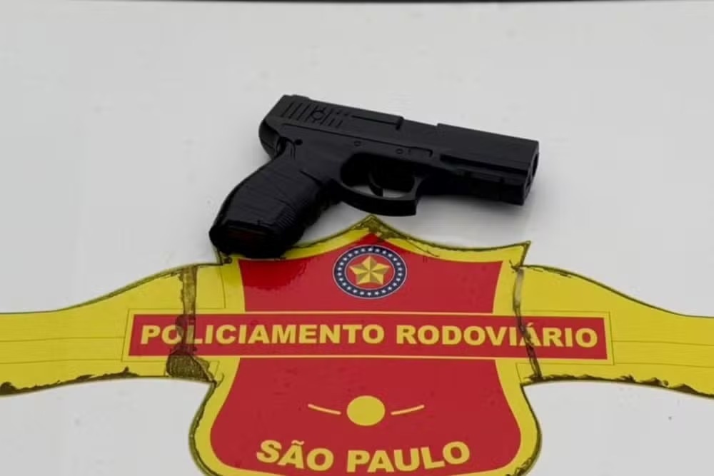 Adolescente finge vender água para roubar na Imigrantes e é apreendido com pistola falsa em Cubatão
