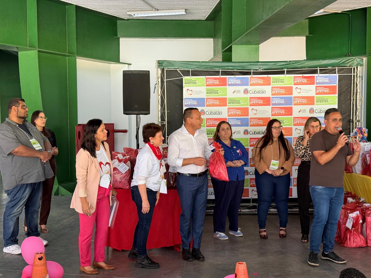 Crianças e adolescentes recebem presentes em ação solidária “Família Acolhedora”
