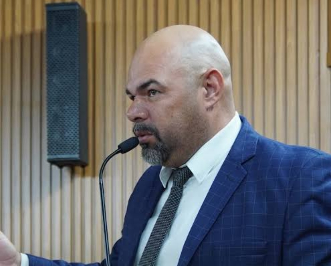 Cleber garante elevador hidráulico para piscina do Centro Esportivo Armando Cunha