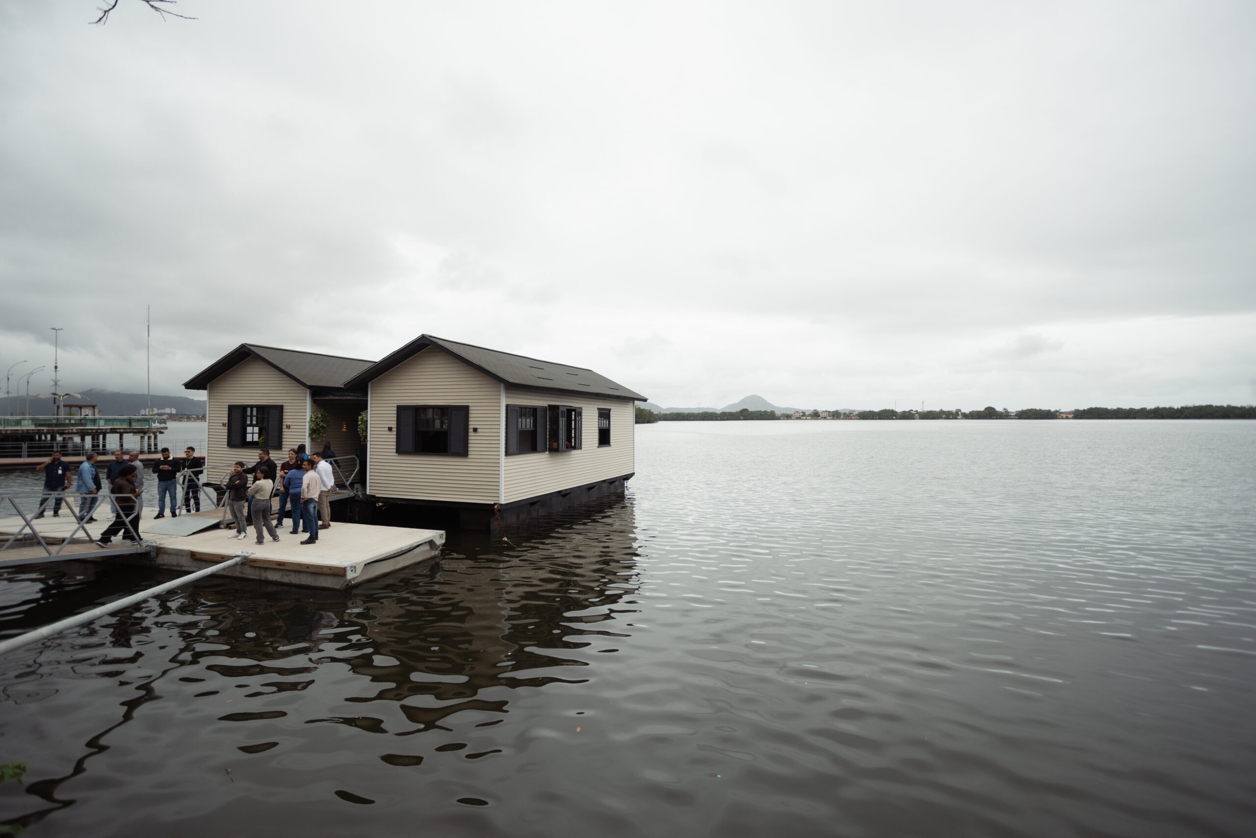 Cubatão inaugura protótipo das Casas Flutuantes