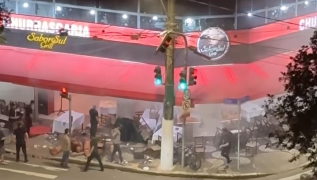 Fogo atinge churrascaria em área comercial movimentada de Santos