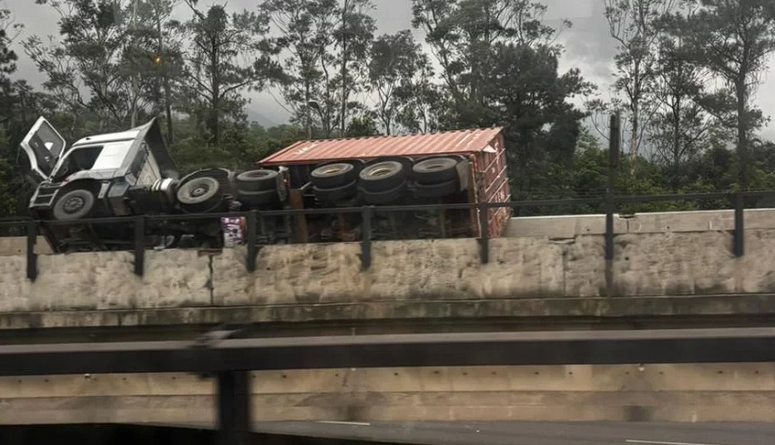 Caminhão tomba e carreta fica pendurada em alça de acesso da Padre Manoel da Nóbrega
