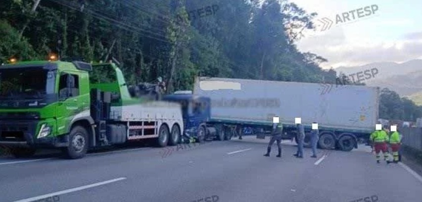 Pane mecânica deixa carreta em ‘L’ e provoca 8 km de congestionamento na Cônego