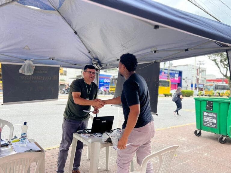 Procon de Cubatão realiza ação de orientação aos consumidores durante a Black Friday
