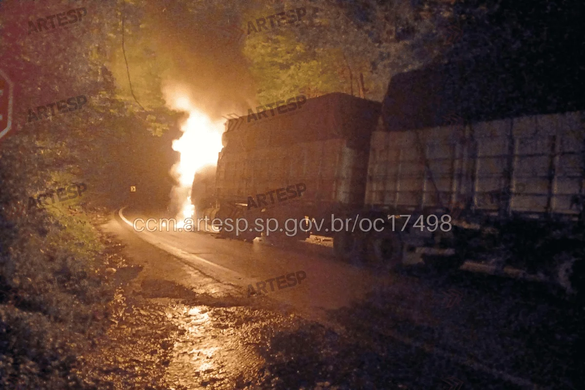 CARRETA CARREGADA COM ALGODÃO PEGA FOGO APÓS COLISÃO E INTERDITA A RODOVIA ANCHIETA, EM CUBATÃO.