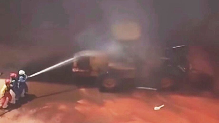 Navio cargueiro registra princípio de incêndio no Porto de Santos.