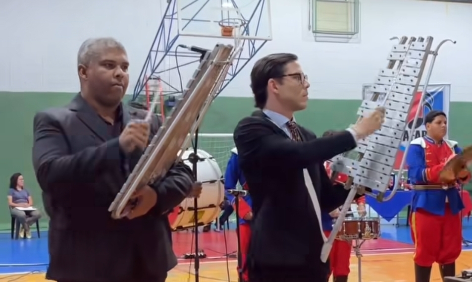 Guilherme Amaral entrega cheque simbólico de R$ 300 mil para projeto musical