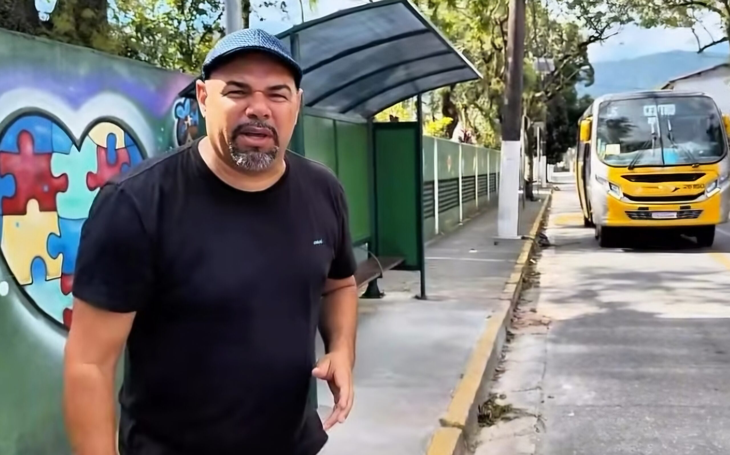 Cleber do Cavaco entrega novo ponto de ônibus