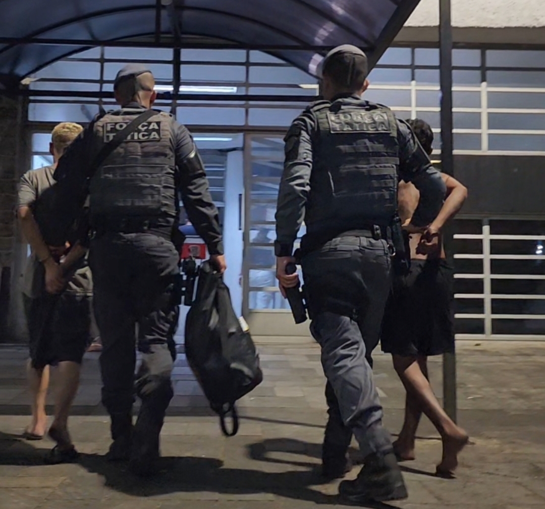 Troca de tiros na Vila Natal termina com apreensão de drogas e fuga de criminoso ferido