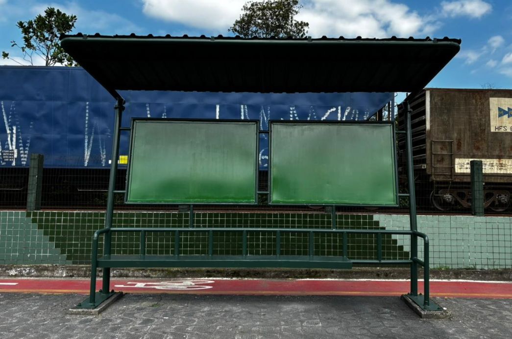 CMT realiza ações de manutenção em abrigos de ônibus de Cubatão