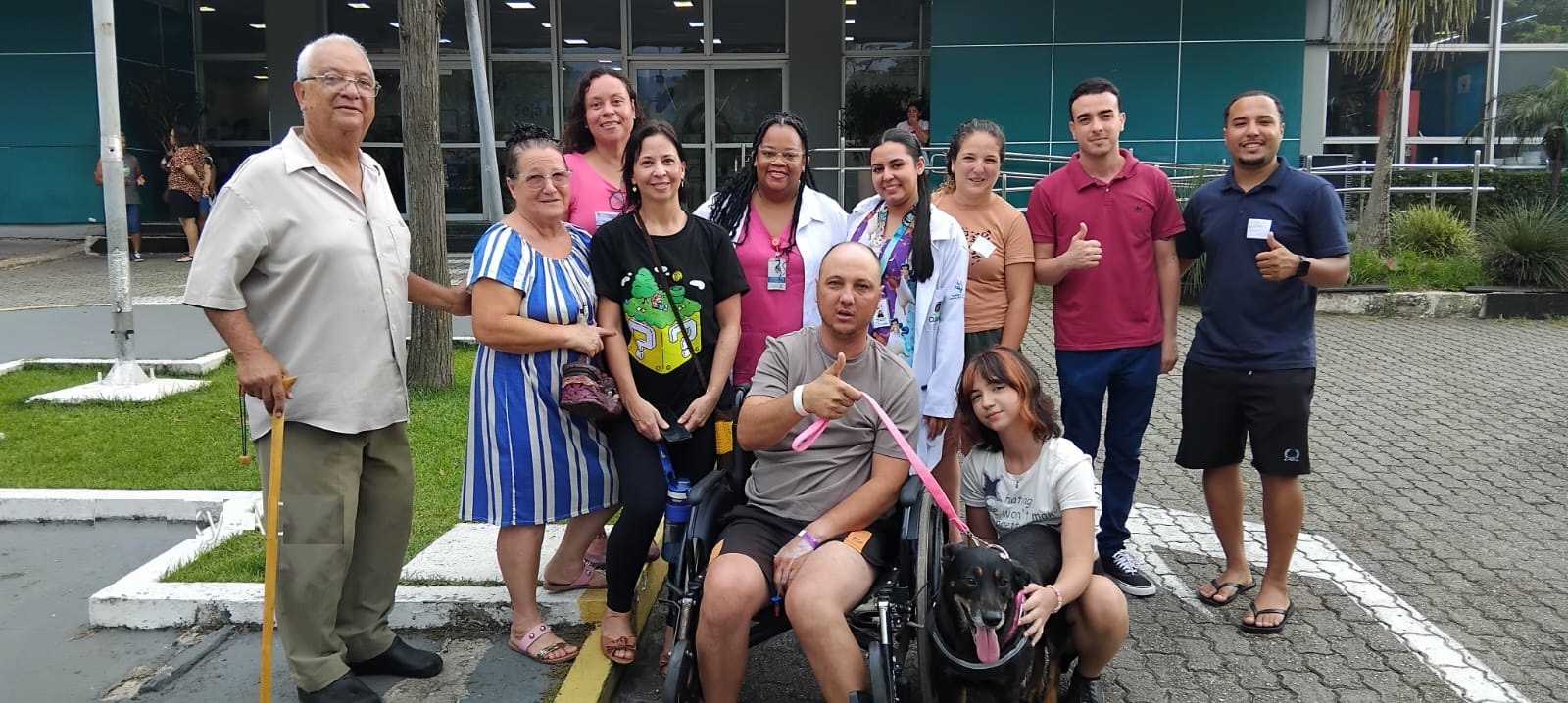 Paciente de longa internação recebe visita de sua companheira pet no Hospital Municipal de Cubatão.