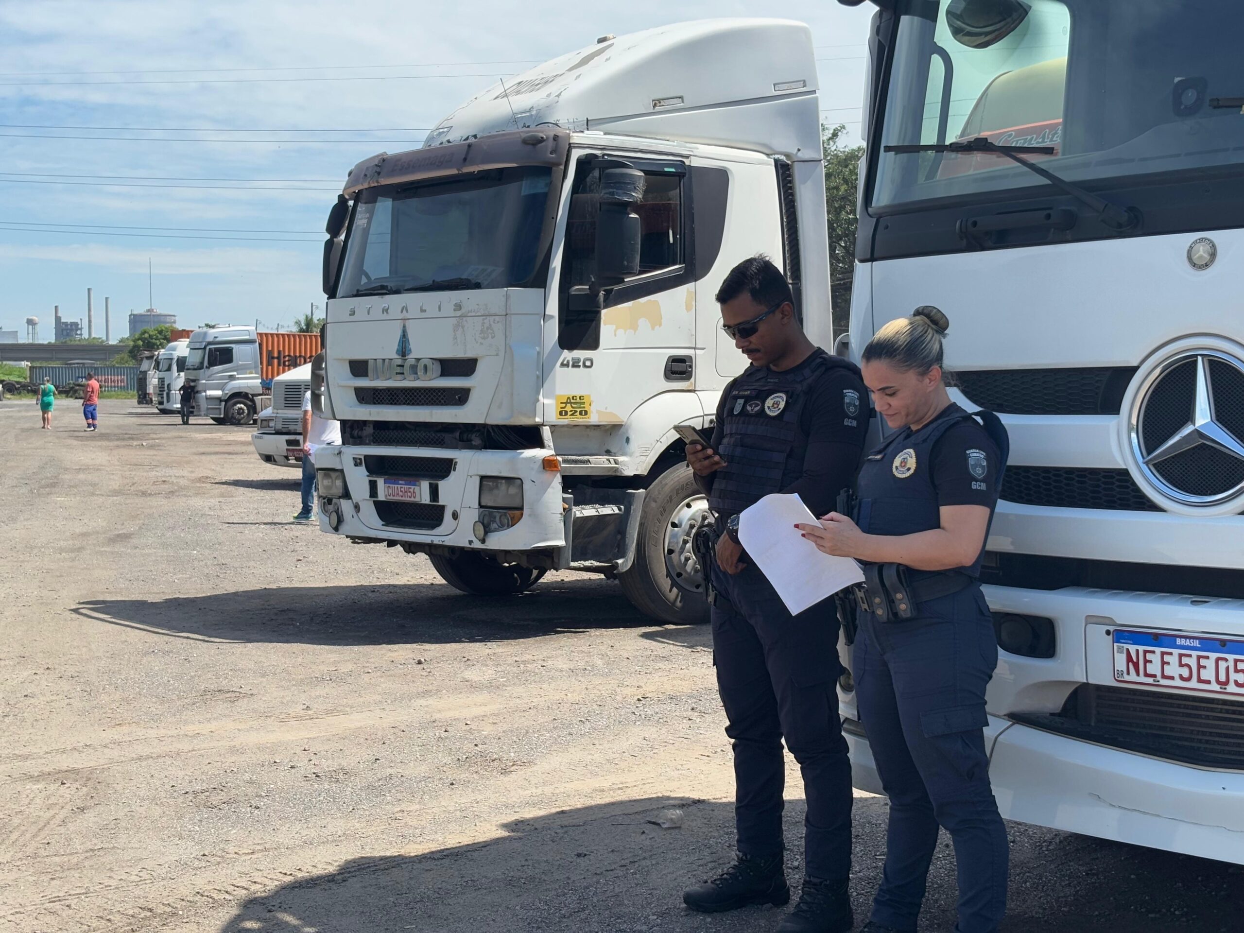 CMT realiza operação de vistoria em pátios de caminhões de Cubatão