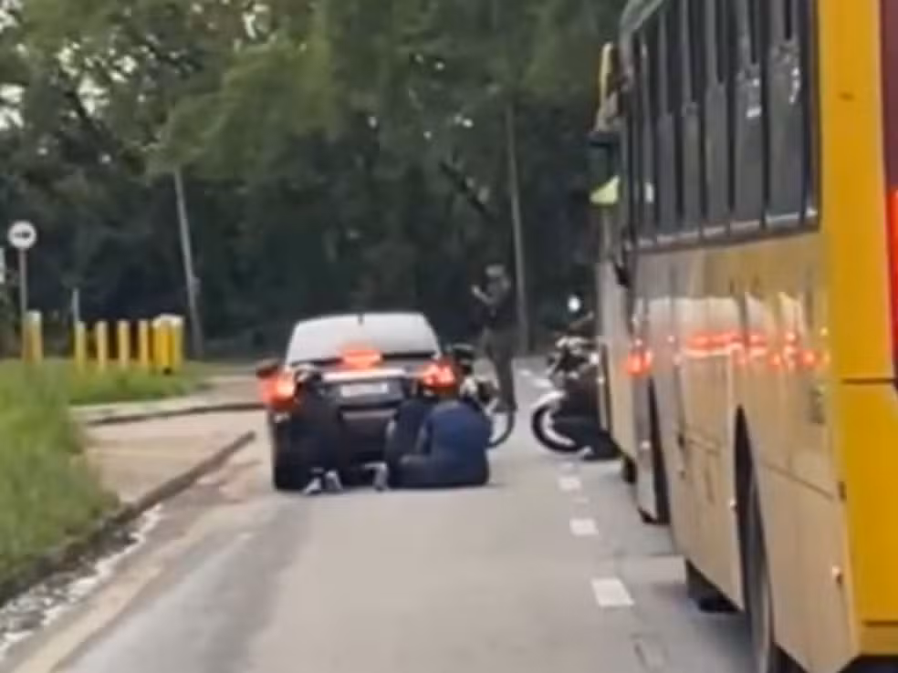 Troca de tiros em Cubatão termina com suspeito morto e causa correria entre motoristas