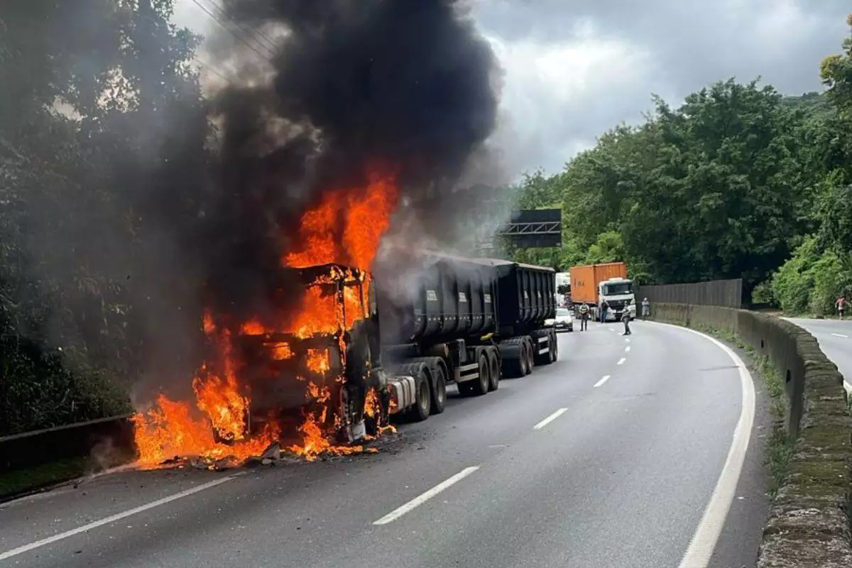 Anchieta: carreta com 74 toneladas de açúcar pega fogo no km 53 e interdita trecho em Cubatão