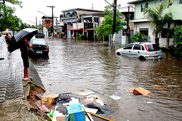 Chuva forte deixa ruas alagadas na Baixada e acende alerta em Cubatão
