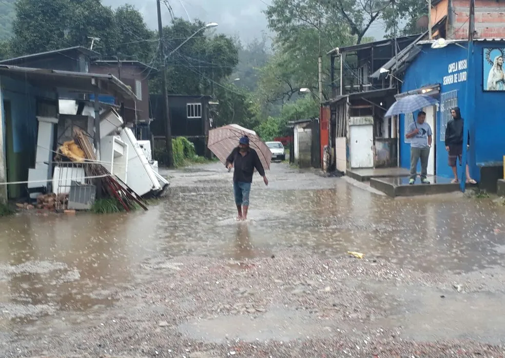 Chuva provoca alagamentos em ruas de Cubatão; Pilões aciona sirene de emergência