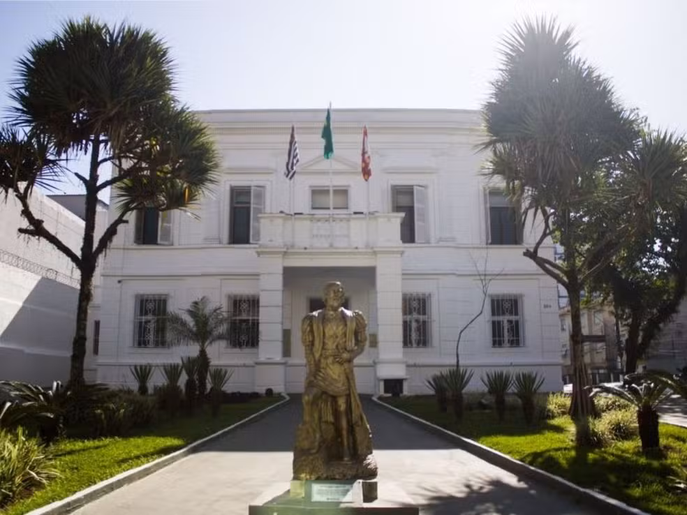 São Vicente abre concurso público com 28 vagas em 15 áreas e salários que chegam a R$ 8,7 mil