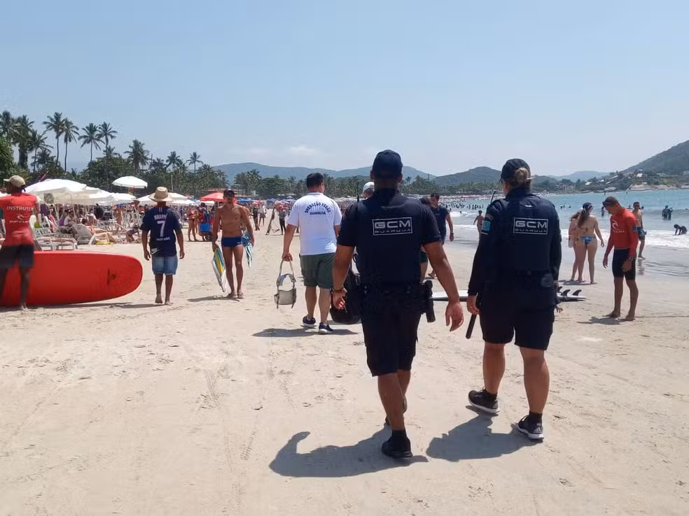 Vigilância Sanitária autua food trucks nas praias de Guarujá durante Operação Verão