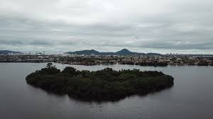 Ilha isolada em Cubatão abriga mansão e vira palco de festas irregulares