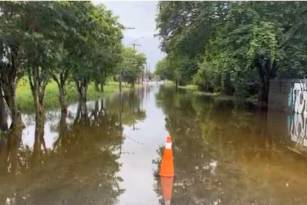 Chuvas deixam quase 500 desalojados em Peruíbe; resgates são feitos com botes e há moradores que resistem a sair