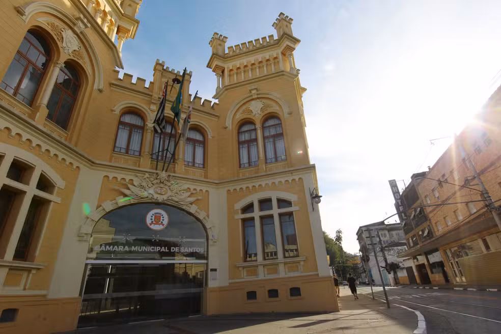 Justiça mantém suspensa licitação de R$ 4,4 milhões para aluguel de carros a vereadores em Santos