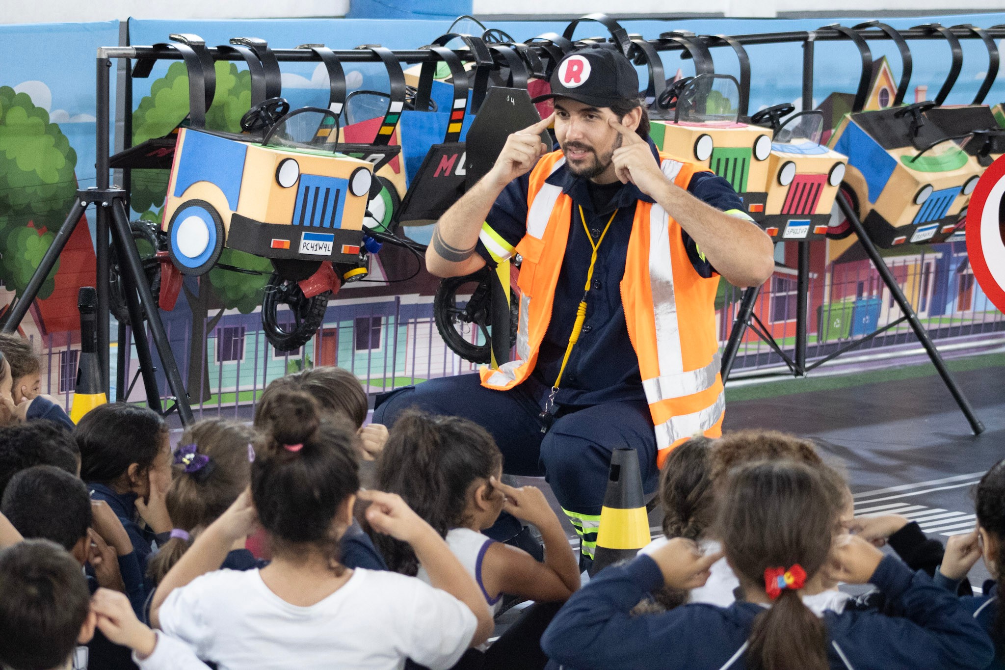 Espetáculo infantil leva educação no trânsito a crianças de escolas públicas em Cubatão