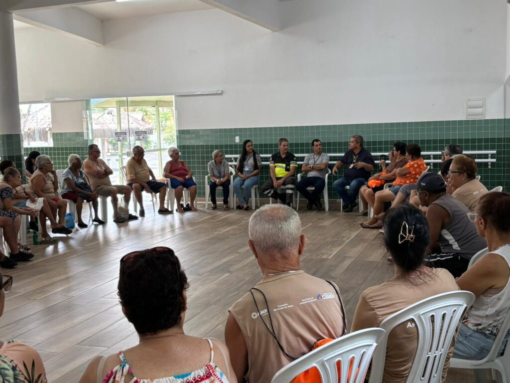 CMT participa de roda de conversa com terceira idade sobre direitos no transporte público no CRI de Cubatão