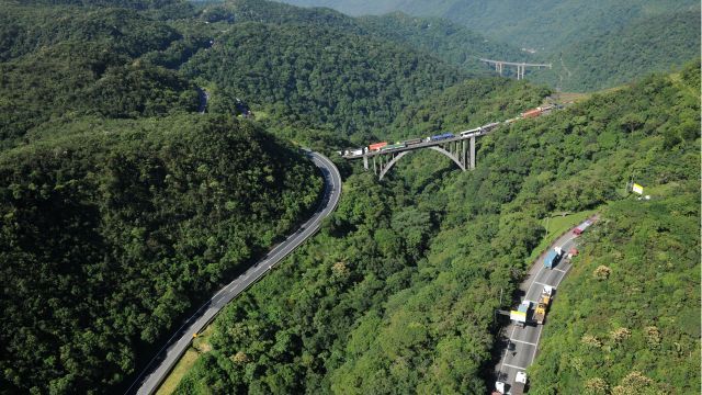 Tombamento de carga causou bloqueio total na Via Anchieta em Cubatão