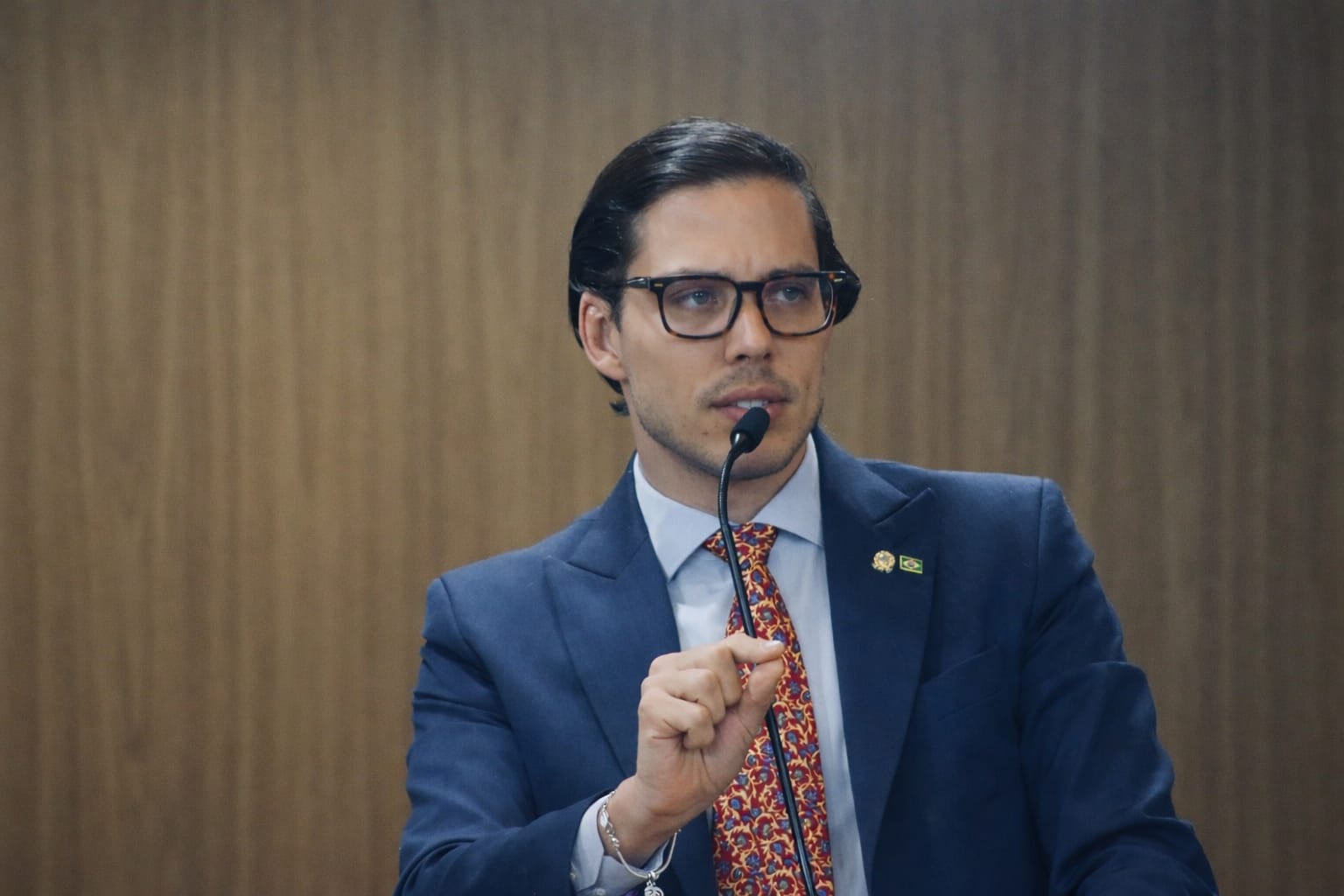 Guilherme Amaral acumula Secretaria de Comunicação após exoneração de Cláudio Barazal em Cubatão.