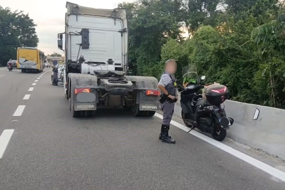 Motociclista morre após entrar em ponto cego e ser atingido por carreta na Interligação Anchieta-Imigrantes, em Cubatão