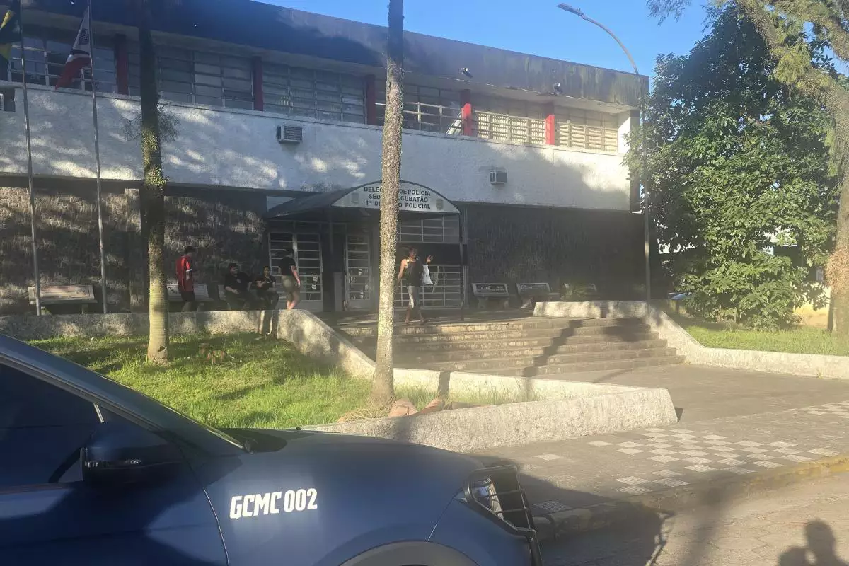 Mulher é detida após tentar deixar supermercado sem pagar compras em Cubatão