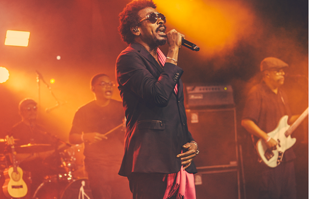 Seu Jorge abre temporada 2026 do projeto O Som das Palafitas em Santos