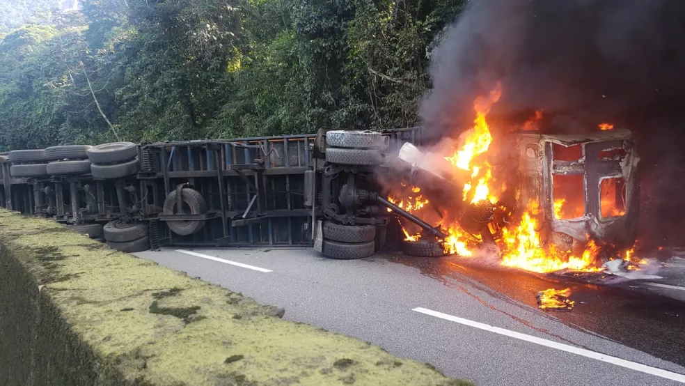Carreta tomba, pega fogo e interdita Anchieta em Cubatão após colisão com moto