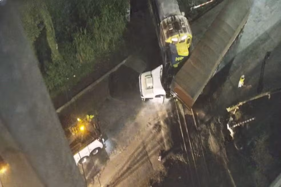 Carreta e trem batem em Cubatão e causam lentidão na Cônego Domênico Rangoni